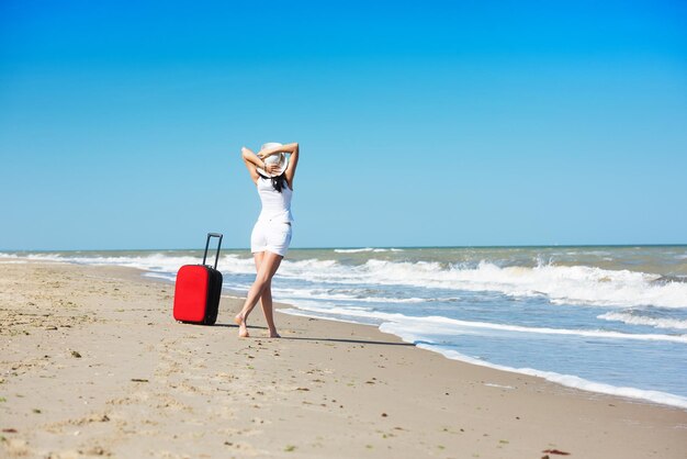 Giovane bella donna durante le vacanze al mare