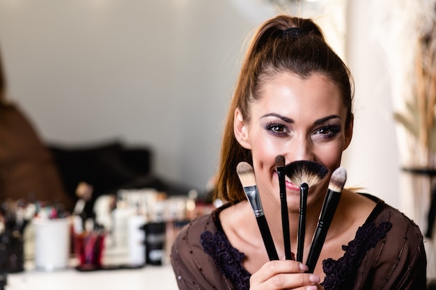 Giovane bella donna e truccatore professionista di bellezza vlogger o blogger che registra tutorial sul trucco da condividere sul sito Web o sui social media.