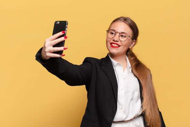 Giovane bella donna. espressione felice e sorpresa. concetto di smartphone