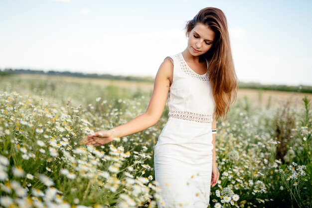 Giovane bella donna felice che trascorre del tempo nella natura