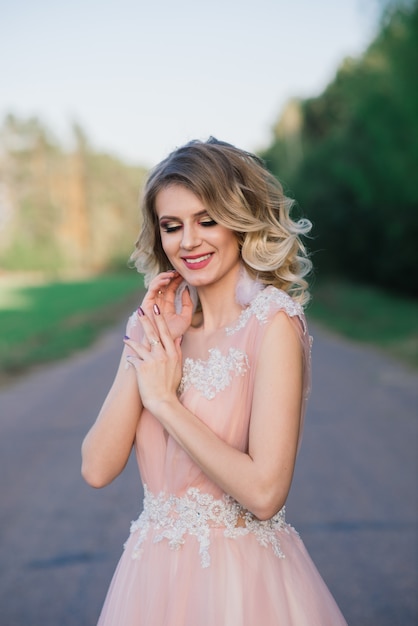 Giovane bella donna in giardino fiorito. Sposa.