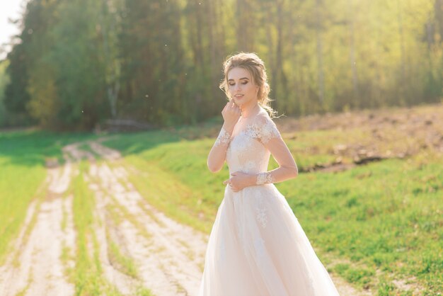 Giovane bella donna in giardino fiorito. Sposa.