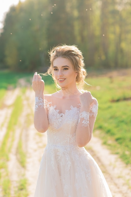 Giovane bella donna in giardino fiorito. Sposa.