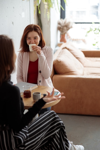 Giovane bella donna in un accogliente caffè moderno