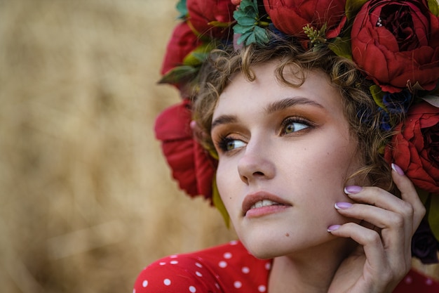 Giovane bella donna in un vestito rosso