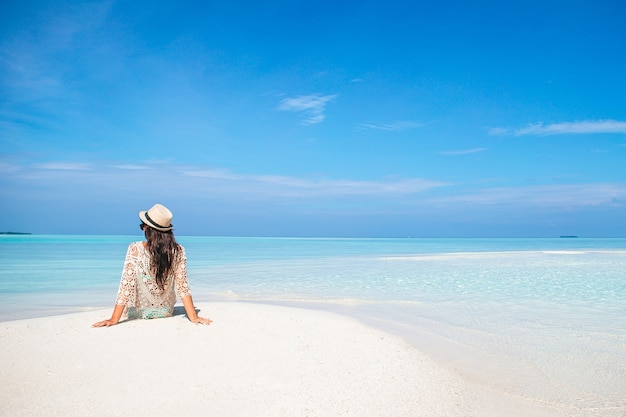 Giovane bella donna in vacanza al mare