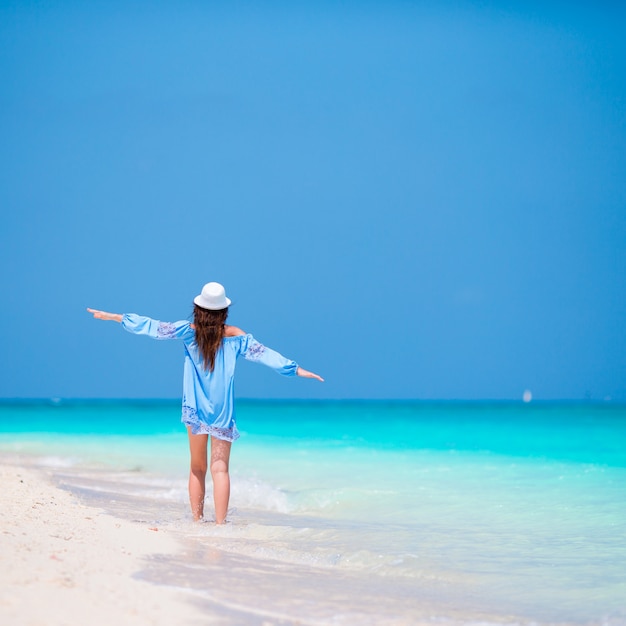 Giovane bella donna in vacanza spiaggia