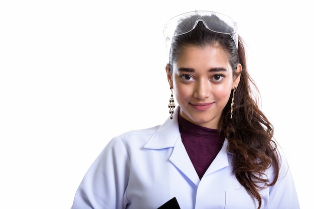 Giovane bella donna indiana medico indossando occhiali protettivi o