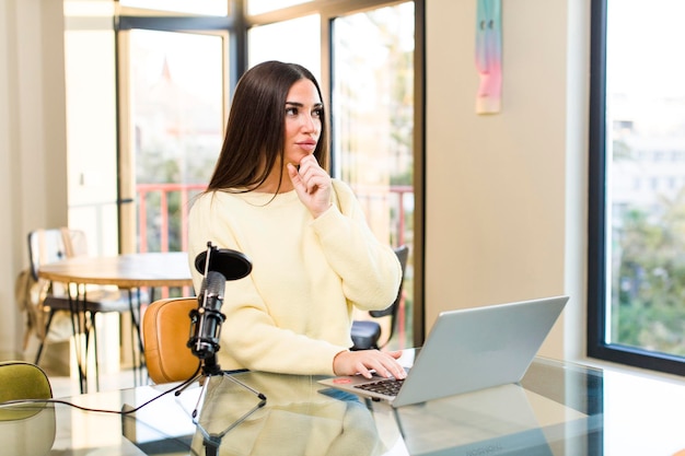 Giovane bella donna influencer che telelavoro a casa