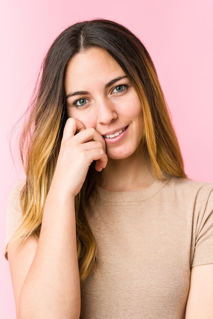 Giovane bella donna isolata sulla parete rosa