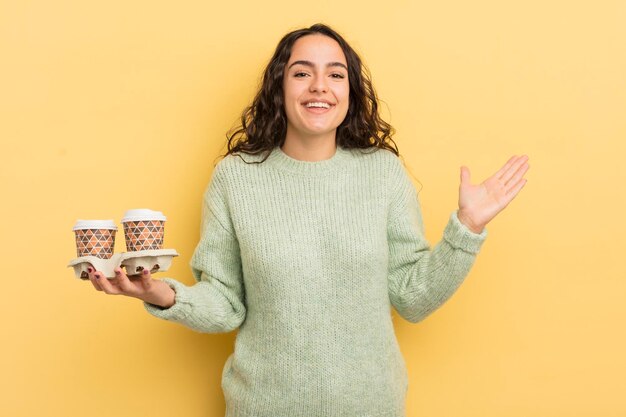 giovane bella donna ispanica che si sente felice e stupita da qualcosa di incredibile. portare via il concetto di caffè