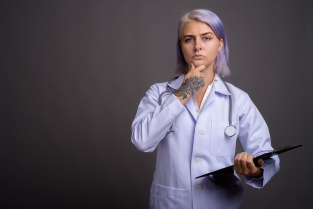 giovane bella donna medico con i capelli corti colorati