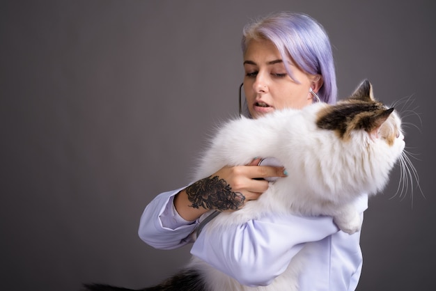 giovane bella donna medico con i capelli corti colorati