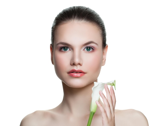 Giovane bella donna modello spa isolata su sfondo bianco Pelle sana Trattamento viso cosmetologia bellezza cura della pelle e concetto spa