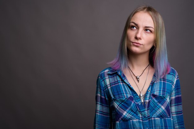 Giovane bella donna ribelle con capelli multicolori