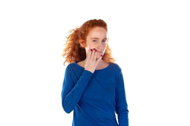 Giovane bella donna rossa che indossa abiti casual su sfondo bianco toccando la bocca con la mano con espressione dolorosa a causa di mal di denti o malattie dentali sui denti