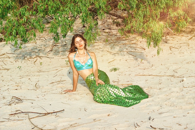 Giovane bella donna sirena da vicino in piedi sul costo del mare. Sirena cosplay.