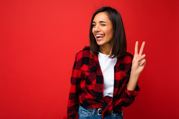 giovane bella donna sorridente felice positiva con emozioni sincere