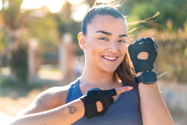 Giovane bella donna sportiva che fa sport con orologio sportivo