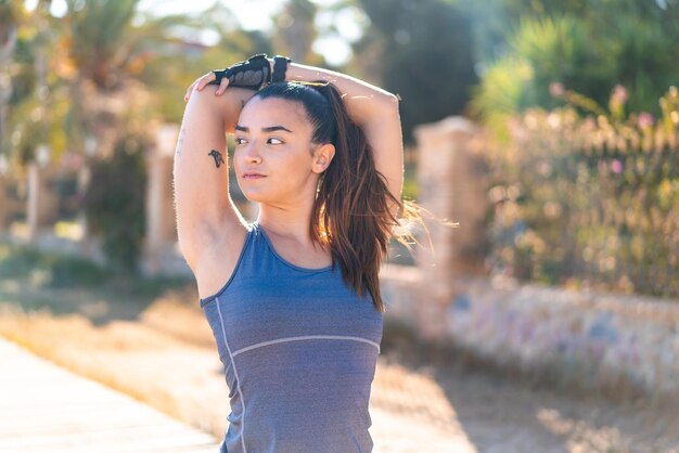 Giovane bella donna sportiva che fa sport e stretching