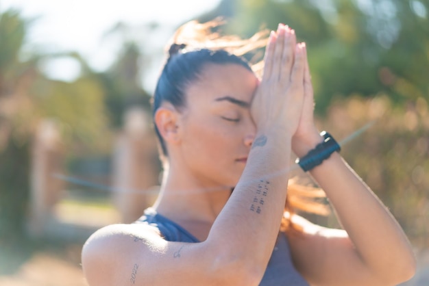 Giovane bella donna sportiva che fa yoga