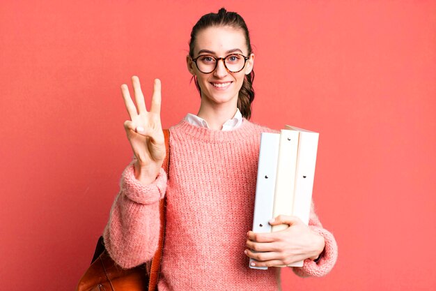 Giovane bella donna studentessa universitaria