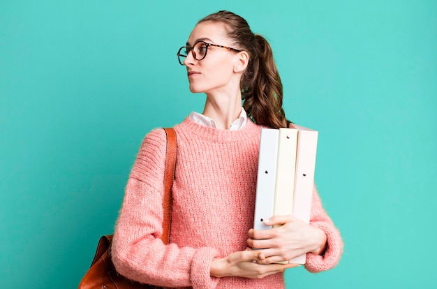 Giovane bella donna studentessa universitaria