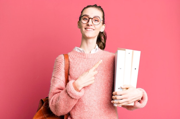 Giovane bella donna studentessa universitaria