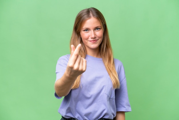 Giovane bella donna su sfondo isolato facendo gesto di denaro