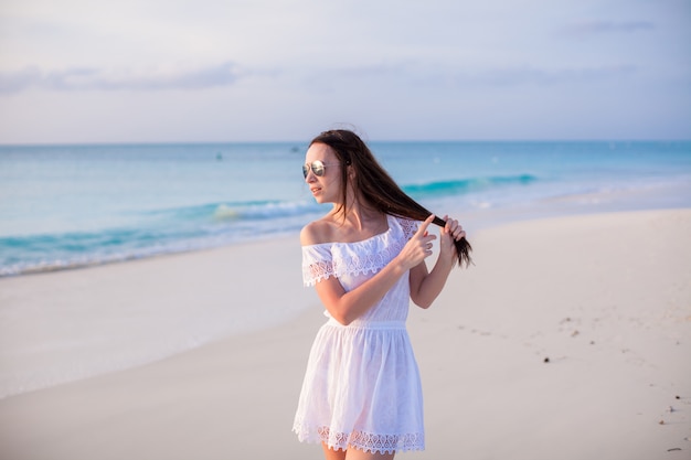 Giovane bella donna sulla spiaggia durante le sue vacanze estive