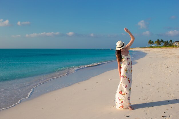 Giovane bella donna sulla spiaggia durante le sue vacanze estive