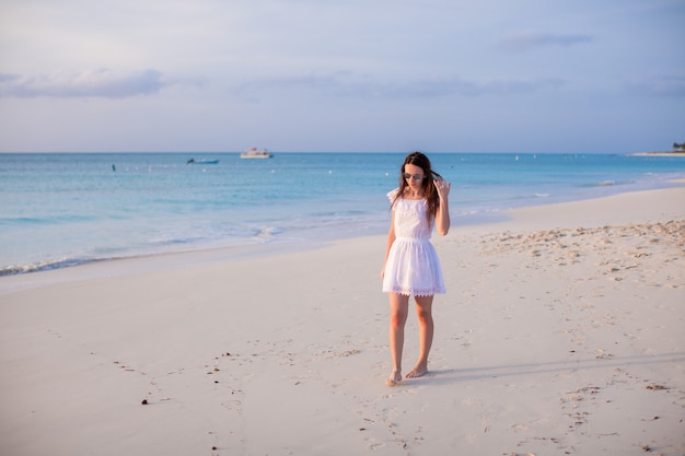 Giovane bella donna sulla spiaggia durante le sue vacanze estive