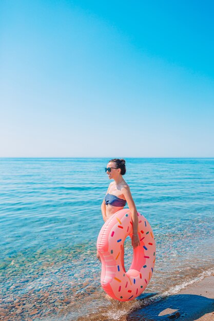 Giovane bella donna sulla spiaggia