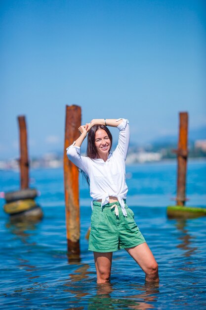 Giovane bella donna sulla spiaggia