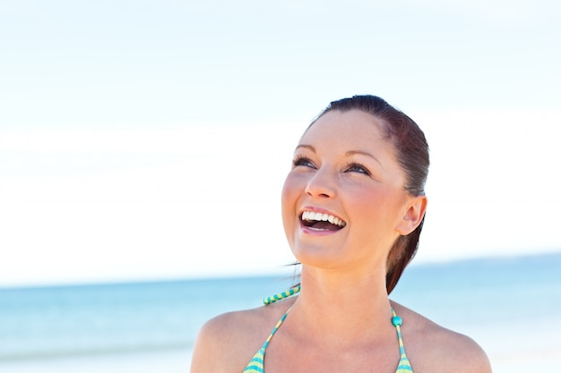 Giovane bella donna sulla spiaggia