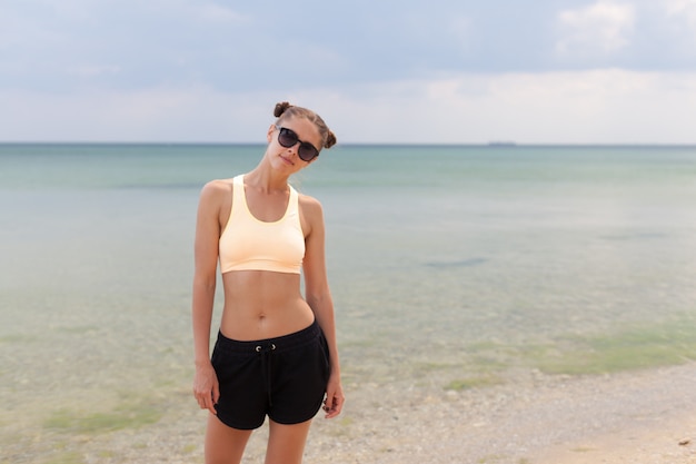 giovane bella donna sulla spiaggia