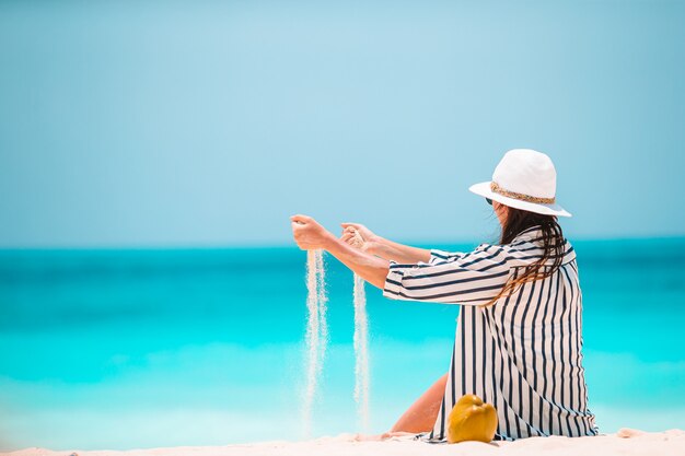 Giovane bella donna sulla vacanza tropicale della spiaggia