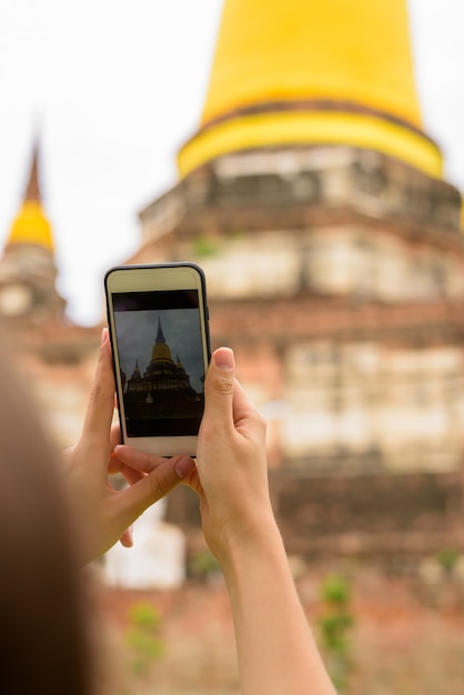 Giovane bella donna turistica che ha vacanza in Ayutthaya, tailandese