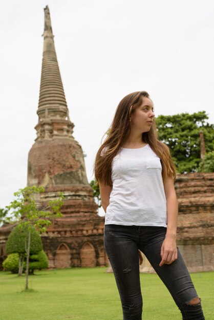 Giovane bella donna turistica che ha vacanza in Ayutthaya, tailandese