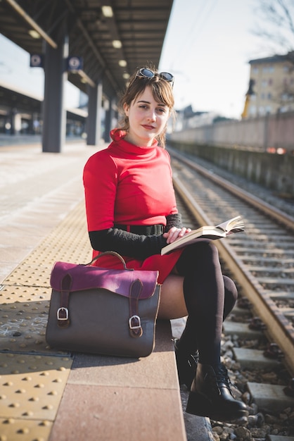 giovane bella donna vestita di rosso vintage hipster