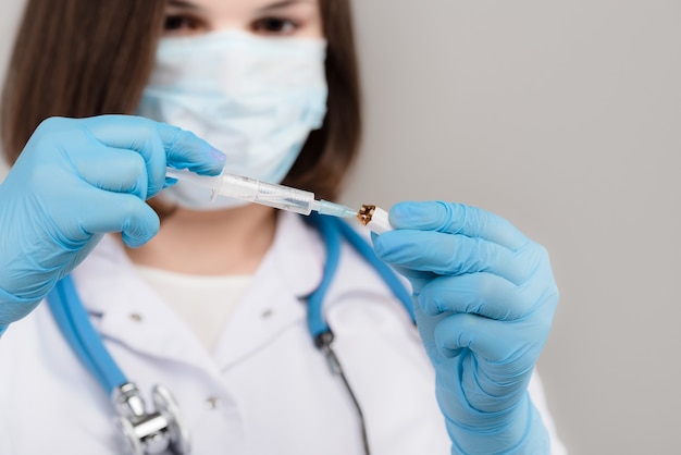 Giovane bella dottoressa nella sua uniforme