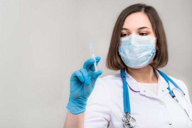 Giovane bella dottoressa nella sua uniforme