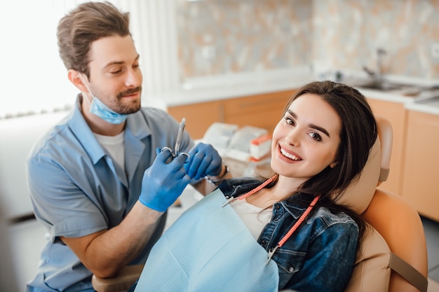 Giovane bella giovane donna adulta che ottiene anestesia dentale.