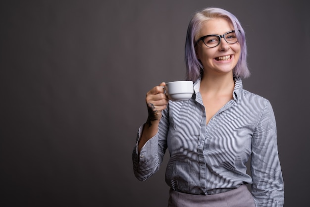 giovane bella imprenditrice con i capelli corti colorati