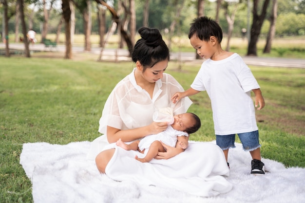 Giovane bella madre asiatica che tiene il suo neonato