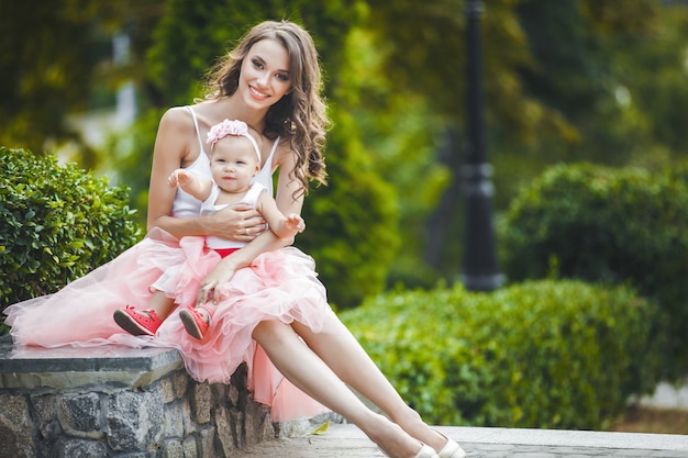 Giovane bella madre con la sua piccola figlia del bambino