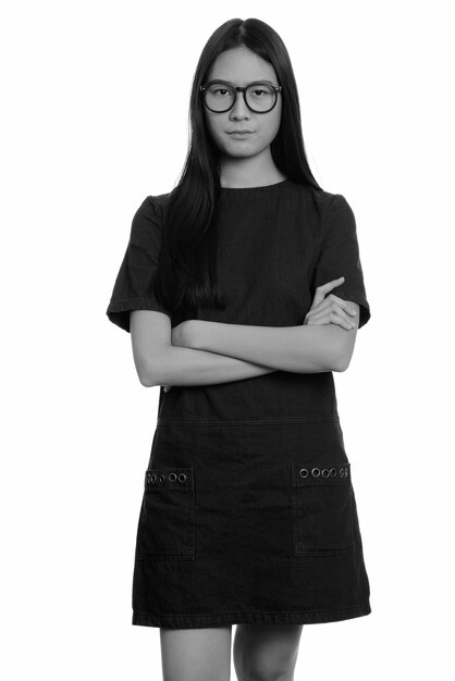 giovane bella ragazza adolescente asiatica isolata contro il muro bianco in bianco e nero
