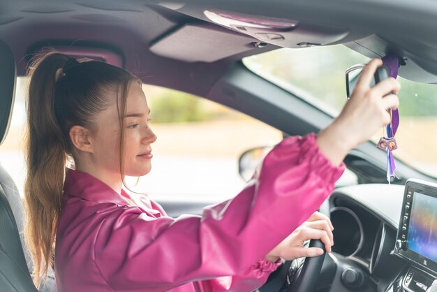 Giovane bella ragazza all'interno di un'auto