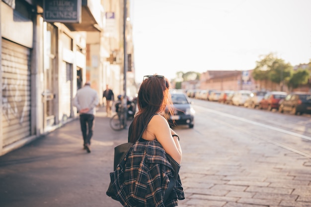 Giovane bella ragazza capelli castano-rossastro