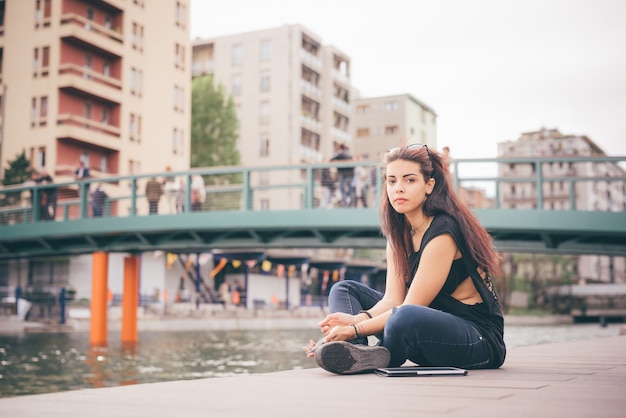 Giovane bella ragazza capelli castano-rossastro